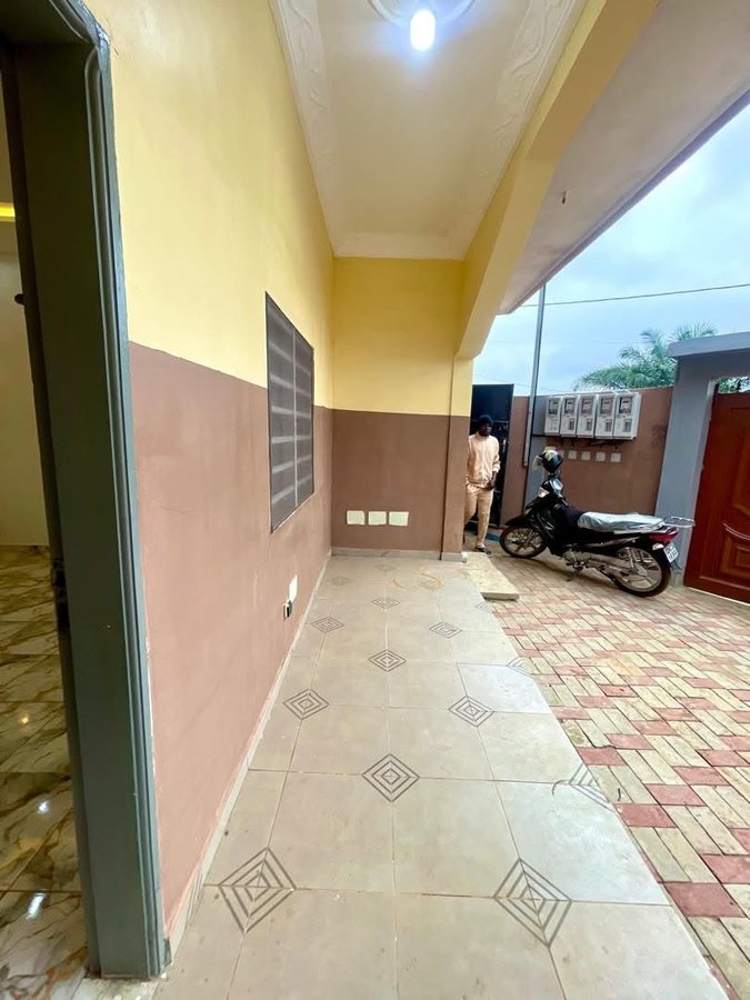 Appartement d'une pièce avec grande véranda et accès véhicule