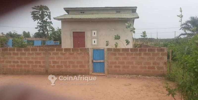 Maison personnelle clôturée avec puits et charpente en tôle - 2 pièces