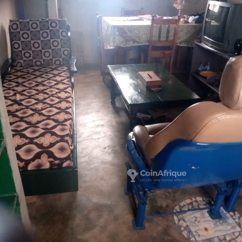 Maison personnelle clôturée avec puits et charpente en tôle - 2 pièces
