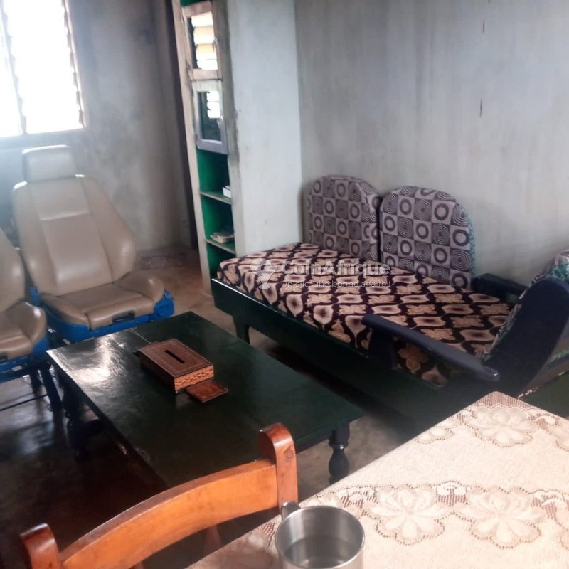 Maison personnelle clôturée avec puits et charpente en tôle - 2 pièces