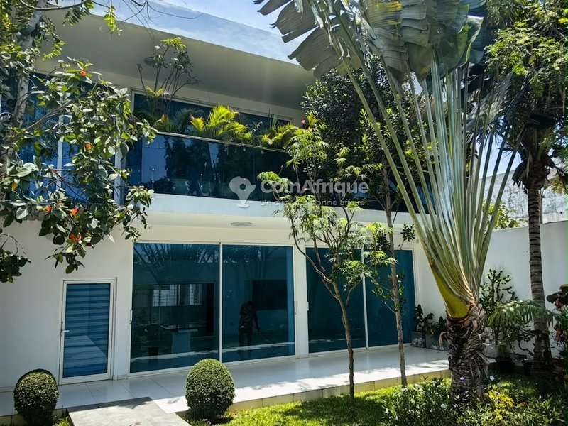 Villa duplex moderne de 4 chambres avec jardin aménagé et garage spacieux