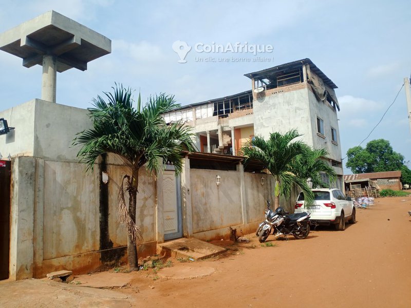 Villa spacieuse de 6 pièces avec garage double et documents légaux complets