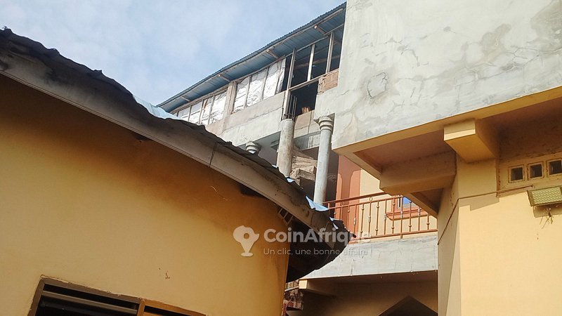 Villa spacieuse de 6 pièces avec garage double et documents légaux complets