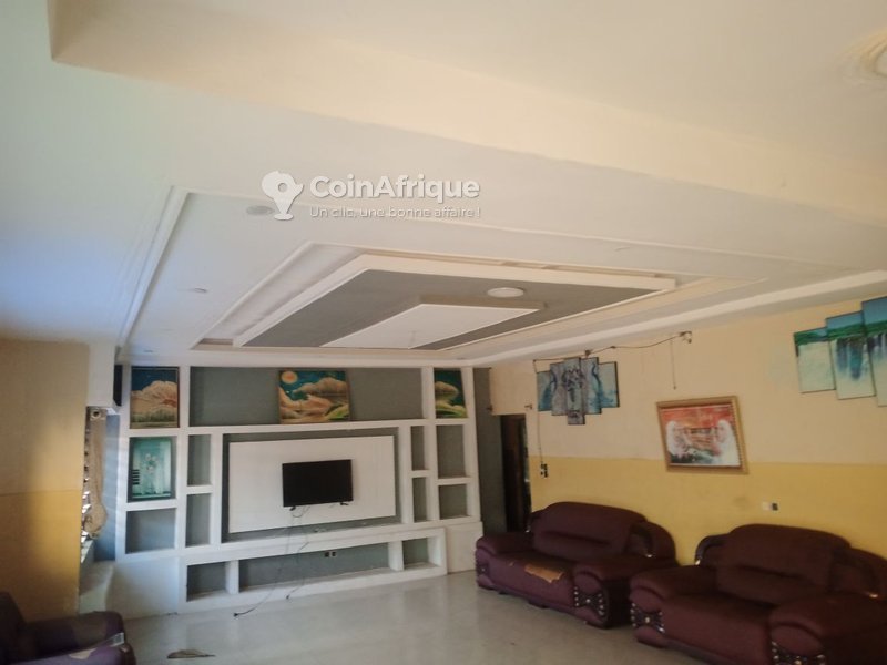 Villa spacieuse de 6 pièces avec garage double et documents légaux complets