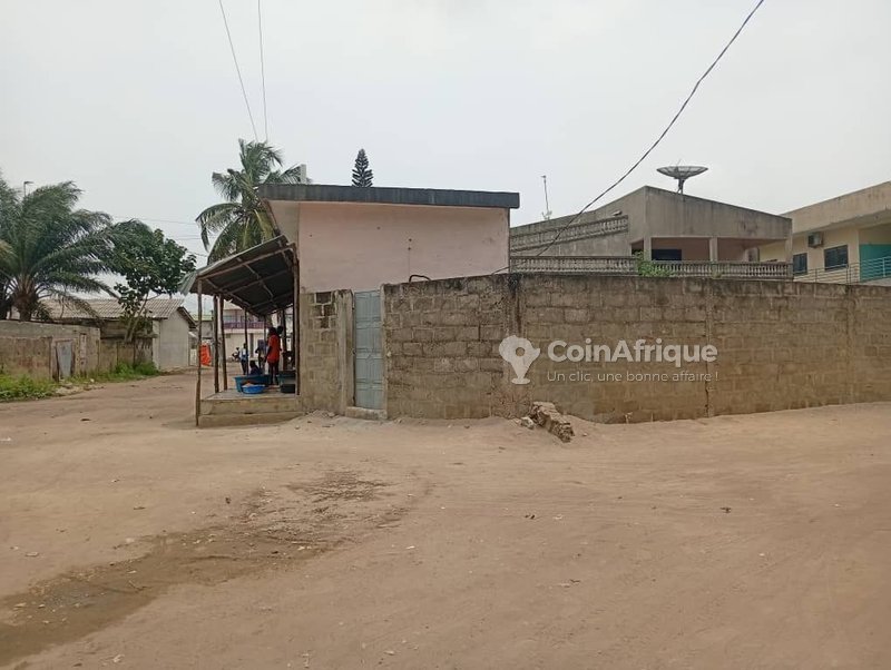 Terrain de 301 m² avec boutiques dallées et titre foncier en cours