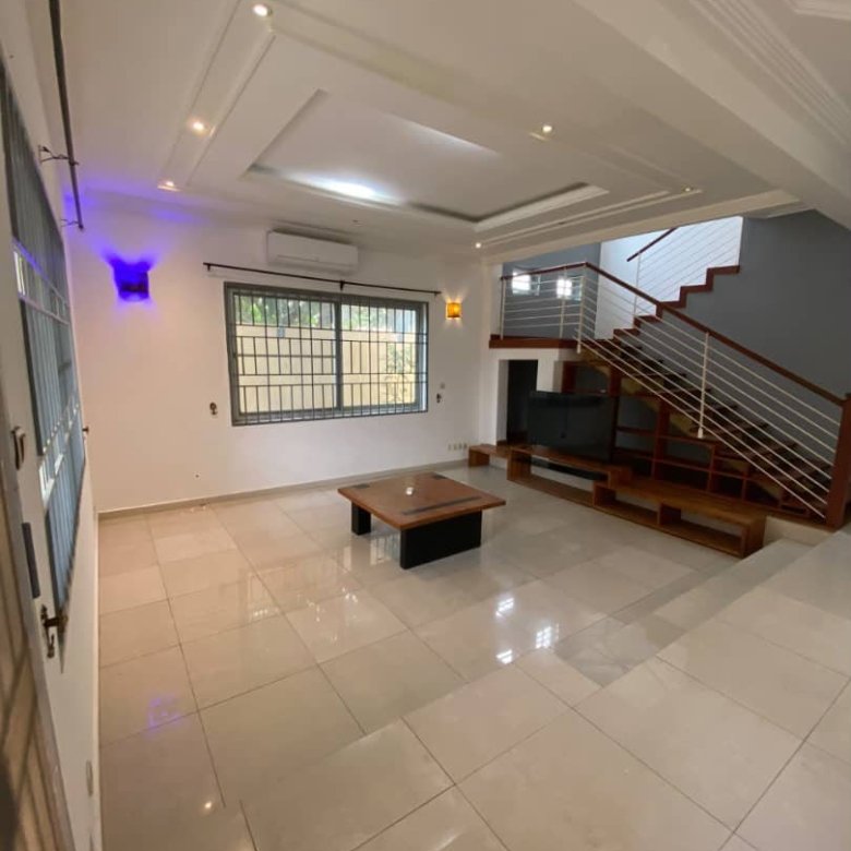 Villa semi-meublée de 4 pièces avec jardin et garage double à proximité de la plage
