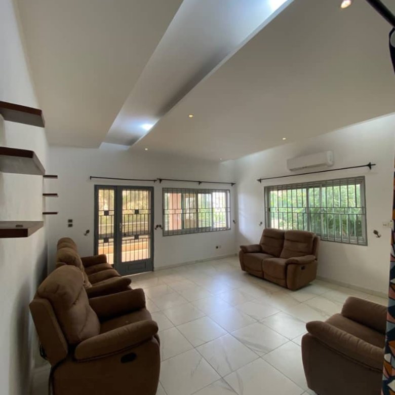 Villa semi-meublée de 4 pièces avec jardin et garage double à proximité de la plage