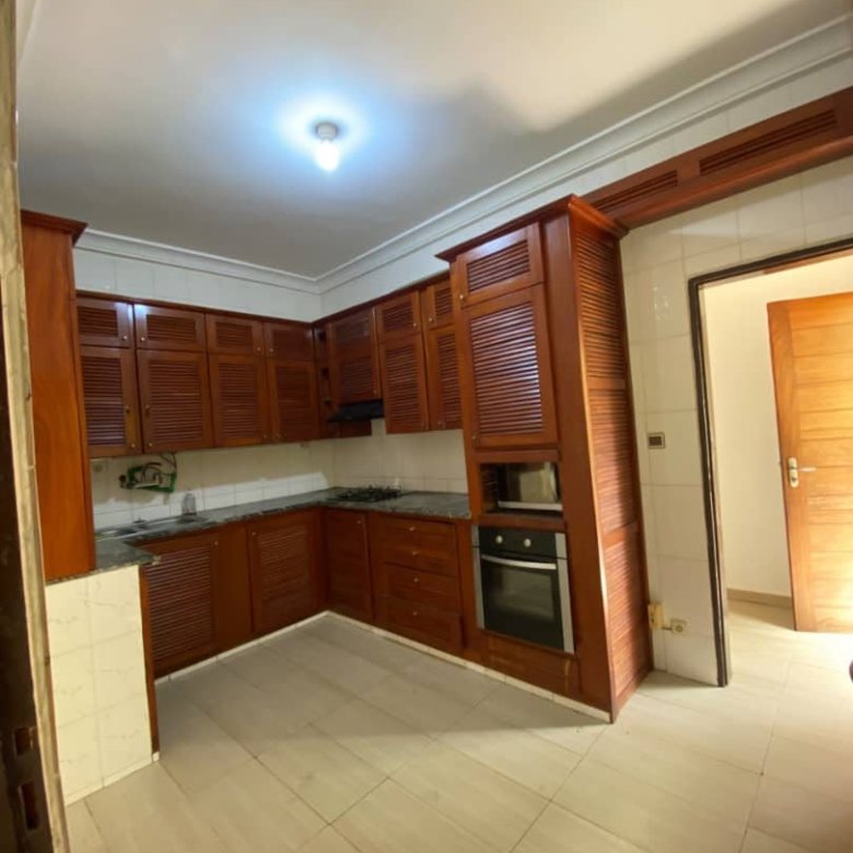 Villa semi-meublée de 4 pièces avec jardin et garage double à proximité de la plage