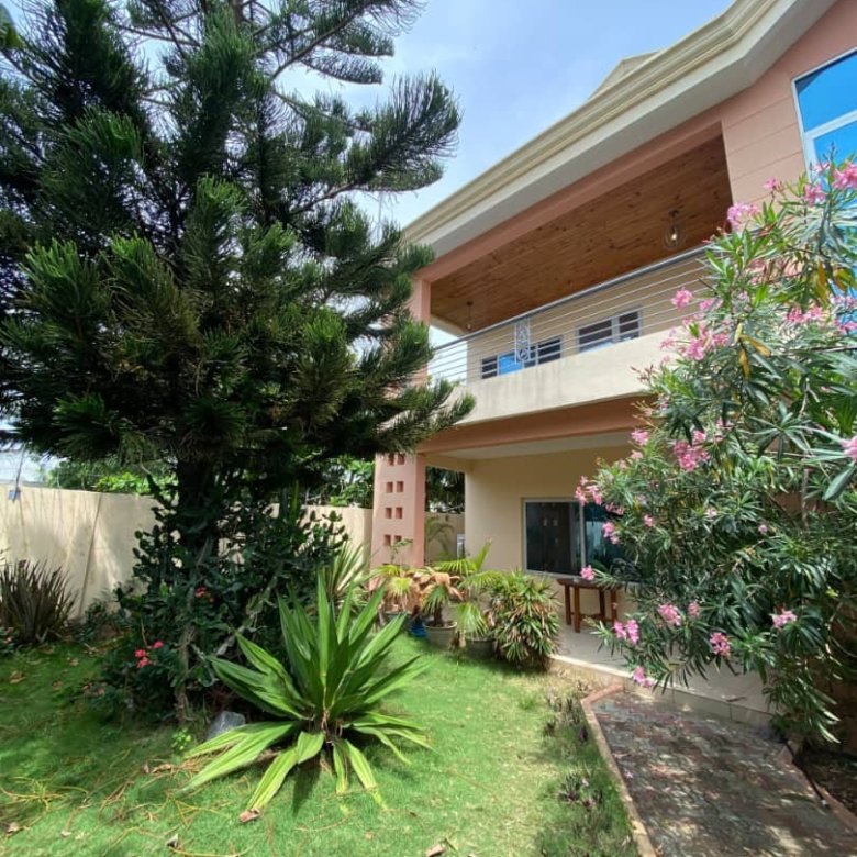 Villa semi-meublée de 4 pièces avec jardin et garage double à proximité de la plage