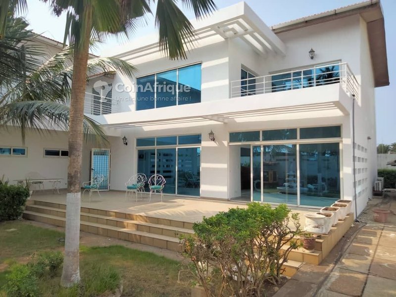 Villa luxueuse de 5 pièces avec jardin et double garage spacieux