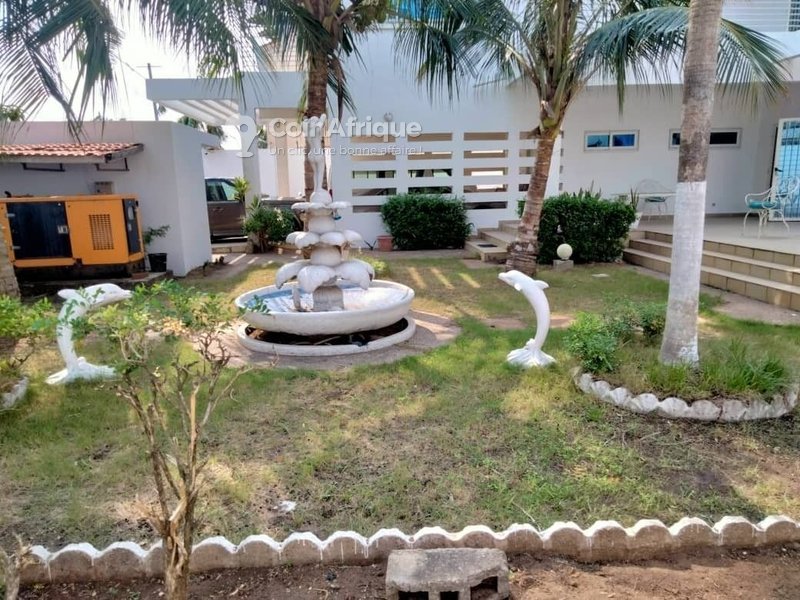 Villa luxueuse de 5 pièces avec jardin et double garage spacieux