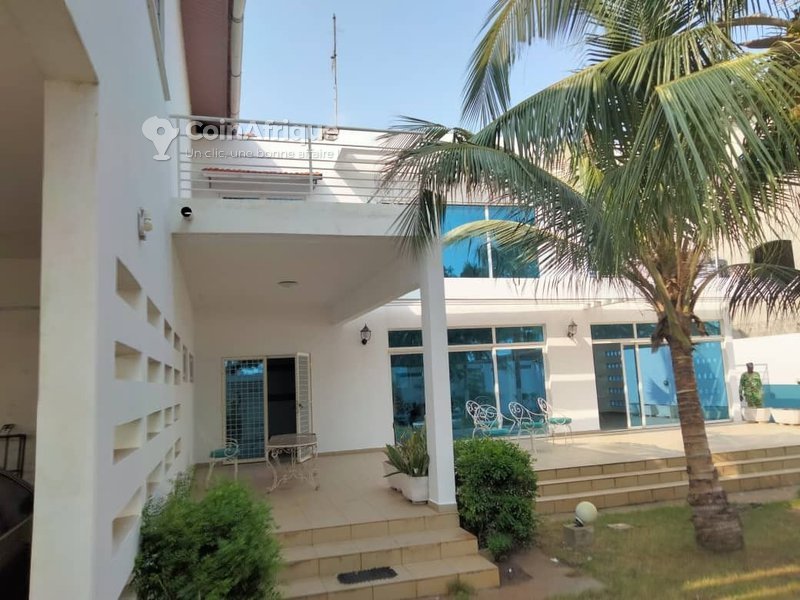 Villa luxueuse de 5 pièces avec jardin et double garage spacieux