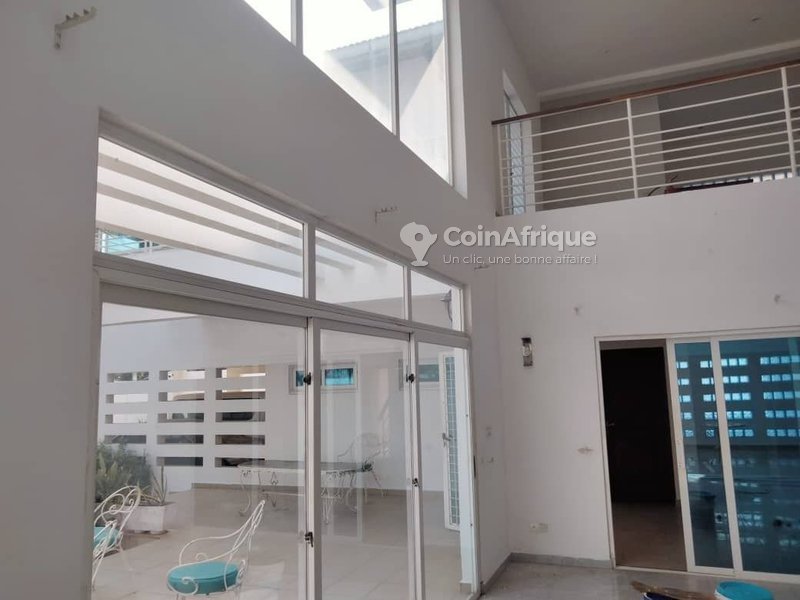 Villa luxueuse de 5 pièces avec jardin et double garage spacieux