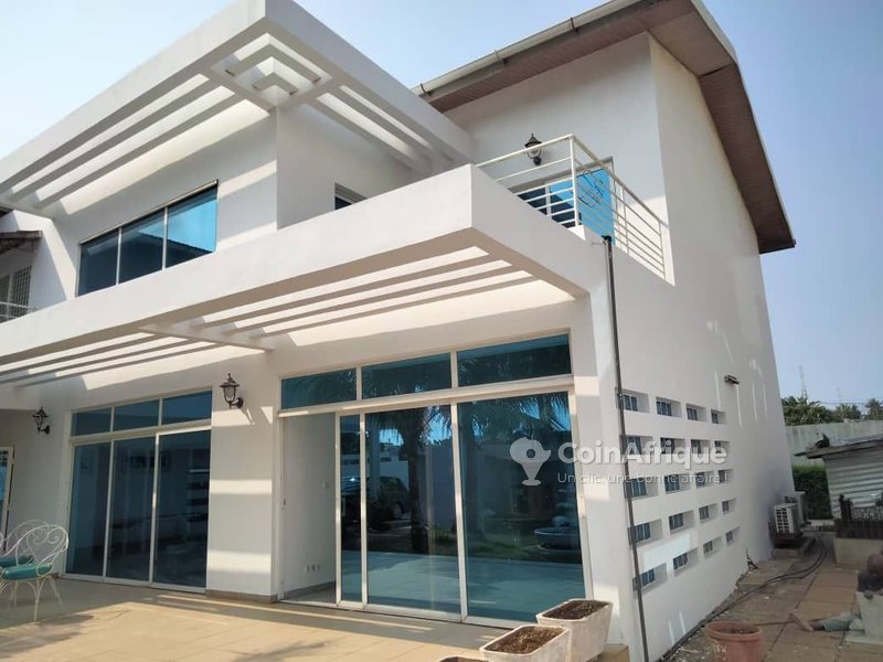 Villa luxueuse de 5 pièces avec jardin et double garage spacieux