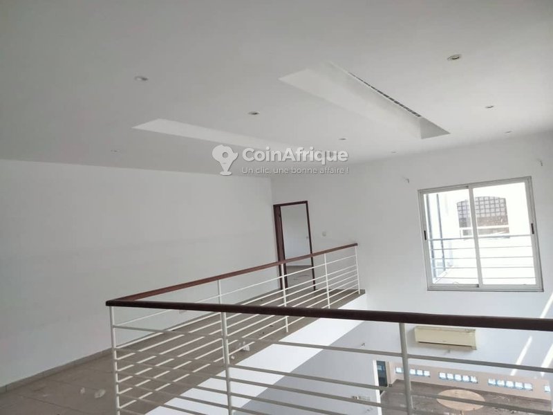 Villa luxueuse de 5 pièces avec jardin et double garage spacieux