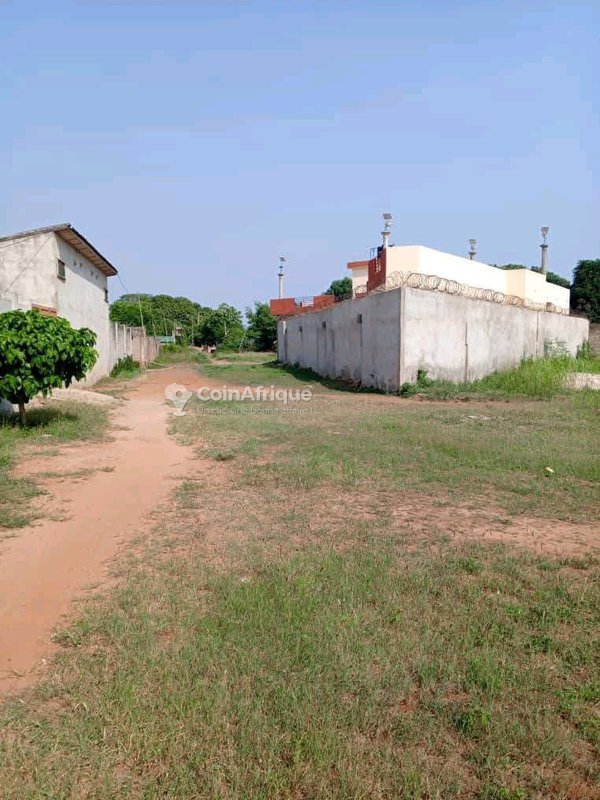 Terrain exceptionnel de 500 m² avec vue sur deux voies et titre foncier sécurisé