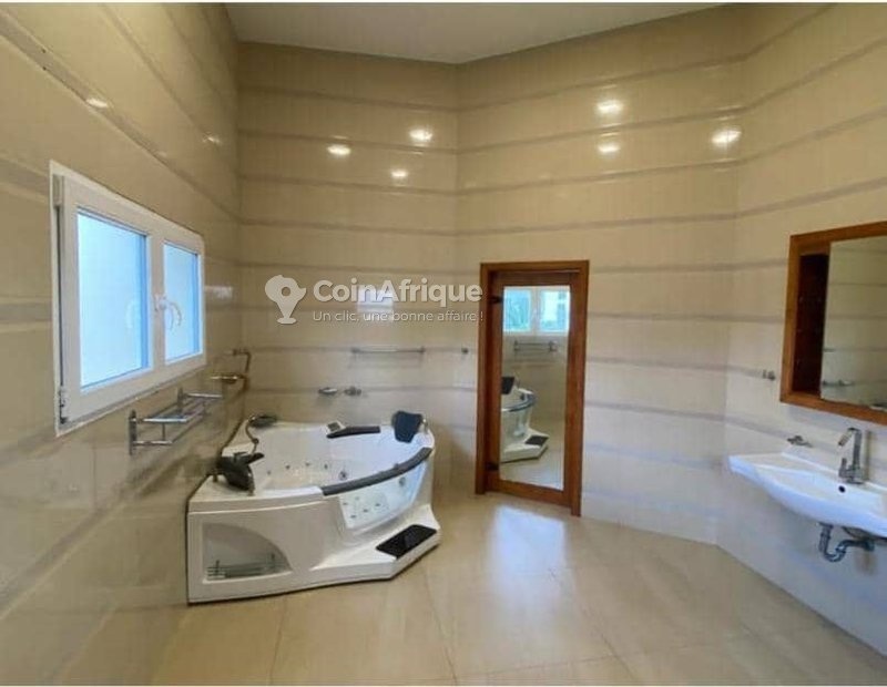 Villa luxueuse de 4 chambres avec piscine et spa en bord de mer