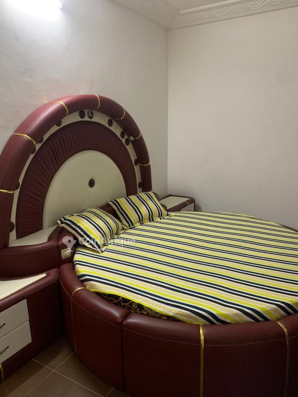 Appartement meublé 2 pièces avec salon équipé et salles de bain multiples