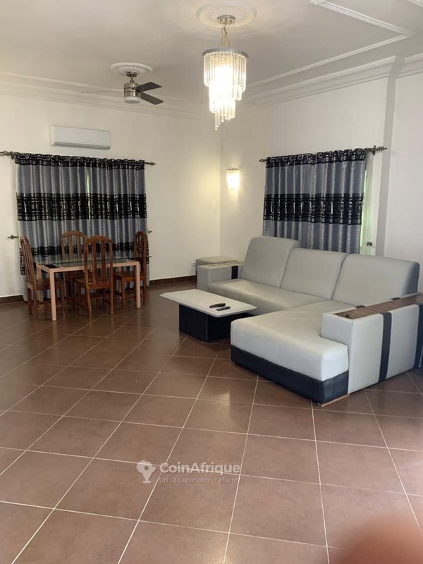 Appartement meublé 2 pièces avec salon équipé et salles de bain multiples