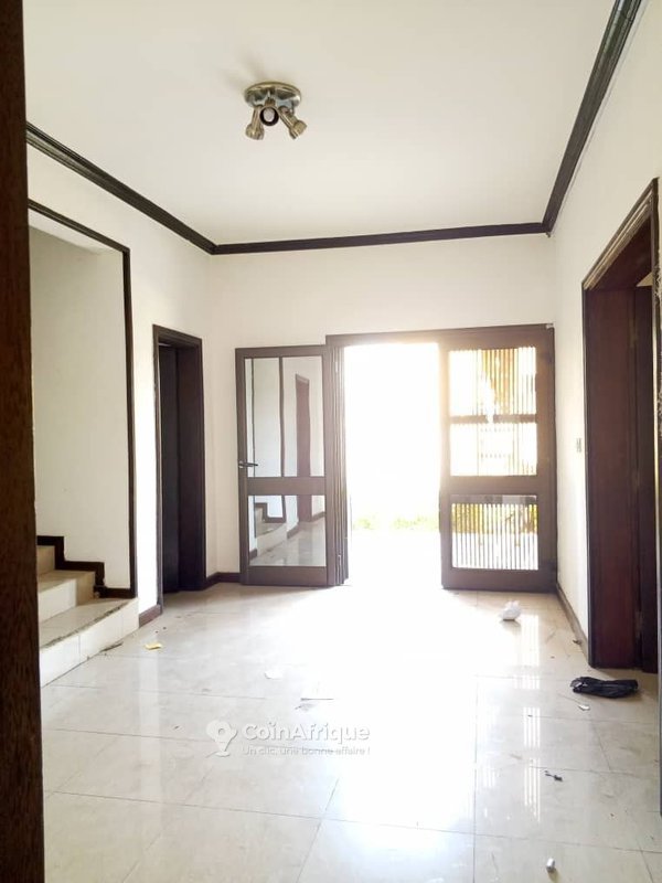 Villa luxueuse de 4 pièces avec climatisation et espace vert