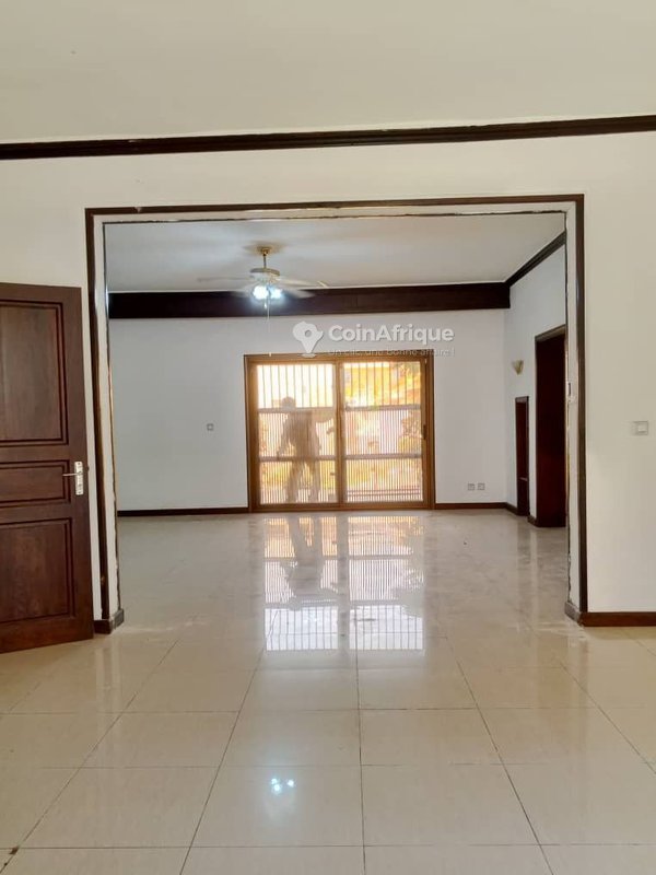 Villa luxueuse de 4 pièces avec climatisation et espace vert