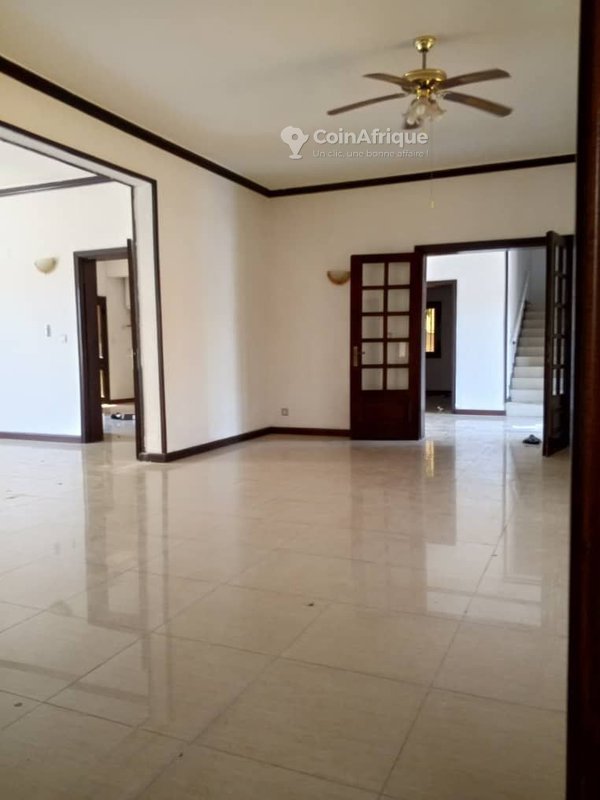 Villa luxueuse de 4 pièces avec climatisation et espace vert