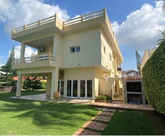 Villa luxueuse de 4 chambres avec piscine et spa en bord de mer