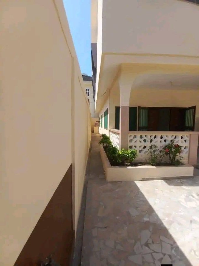 Maison de standing avec 4 chambres et garage double dans un quartier résidentiel calme