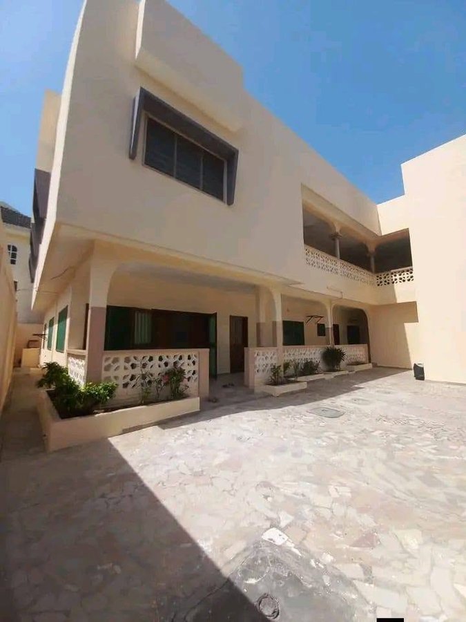 Maison de standing avec 4 chambres et garage double dans un quartier résidentiel calme