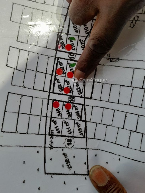 Terrain de 352 m² clôturé avec services essentiels et titre foncier