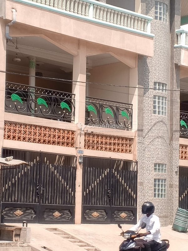 Appartement de 3 pièces avec entrée personnelle et salon dallé