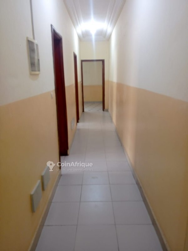 Appartement de 3 pièces avec entrée personnelle et salon dallé