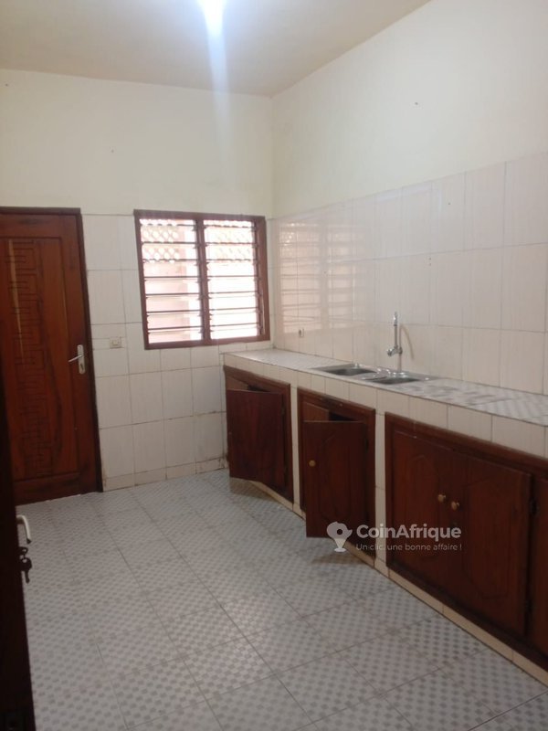 Appartement de 3 pièces avec entrée personnelle et salon dallé