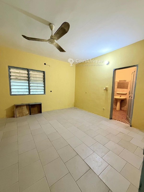 Appartement spacieux de 3 pièces avec entrée personnelle et grande cour