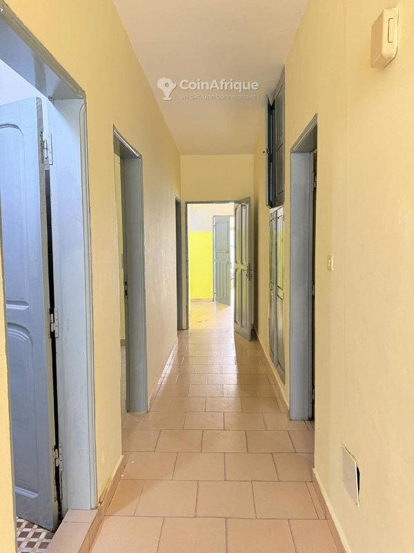 Appartement spacieux de 3 pièces avec entrée personnelle et grande cour