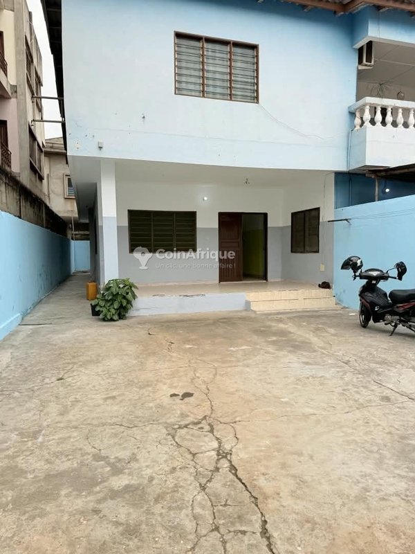Appartement spacieux de 3 pièces avec entrée personnelle et grande cour