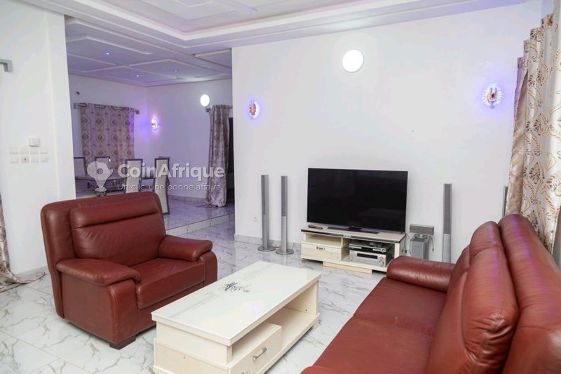 Appartement meublé de 3 pièces avec mobilier moderne et cadre sécurisé
