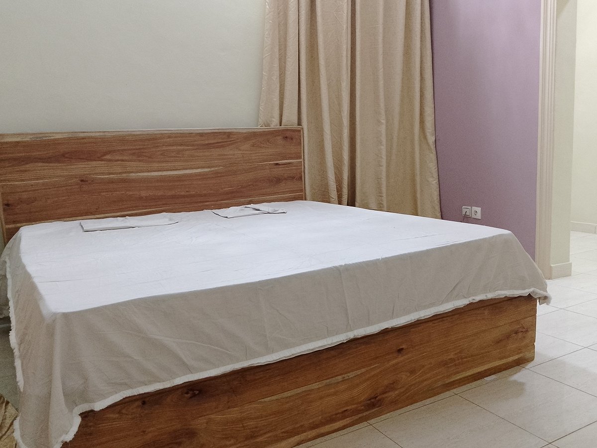 Appartement meublé d'une pièce avec balcon et équipements haut de gamme en zone sécurisée