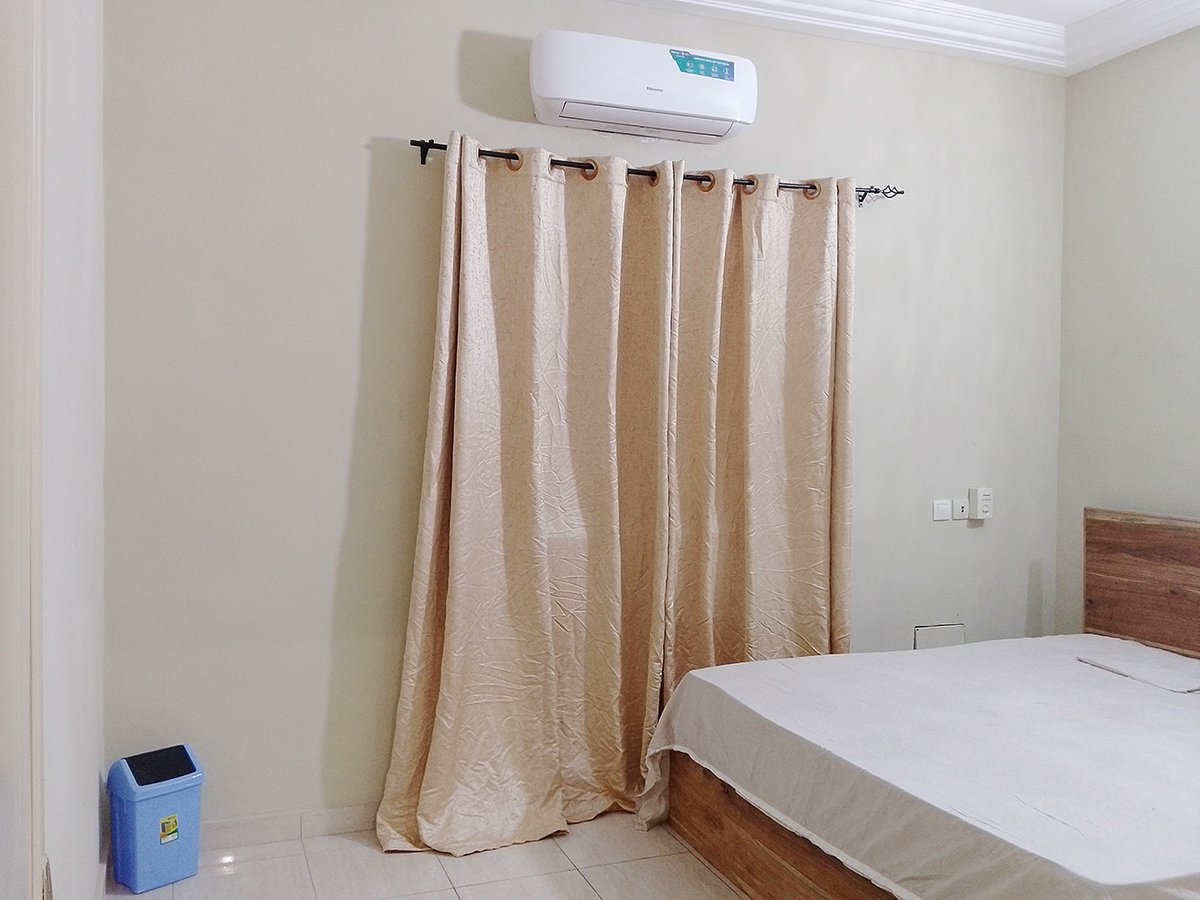 Appartement meublé d'une pièce avec balcon et équipements haut de gamme en zone sécurisée