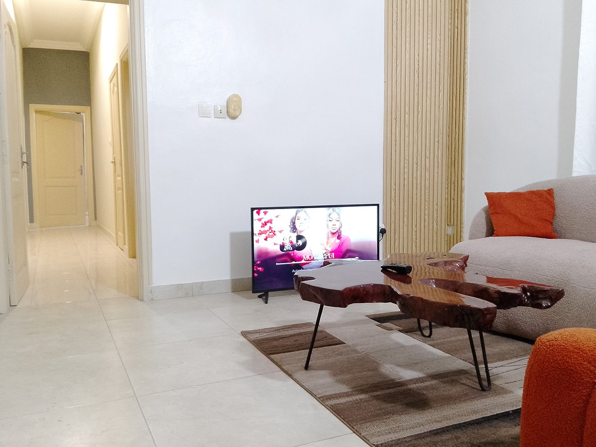 Appartement meublé d'une pièce avec balcon et équipements haut de gamme en zone sécurisée