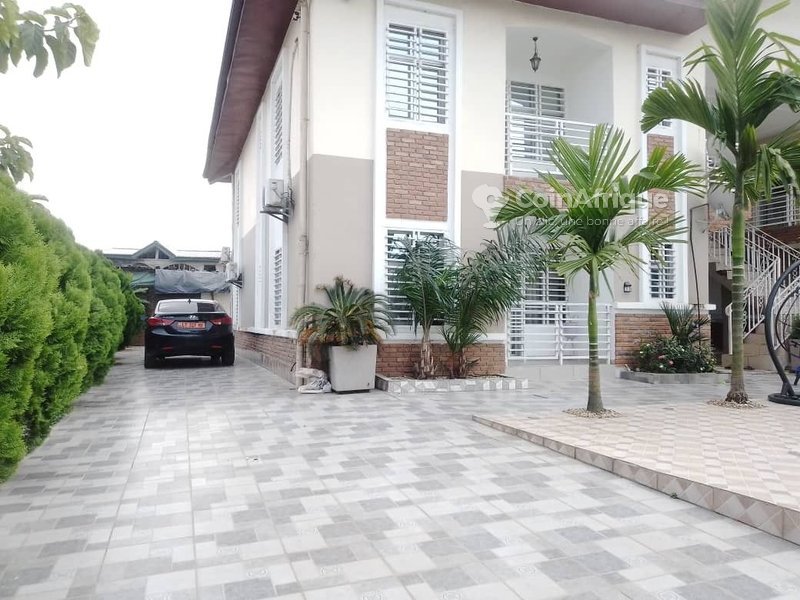 Villa luxueuse de 4 pièces avec grande cour pour 5 voitures dans un quartier calme