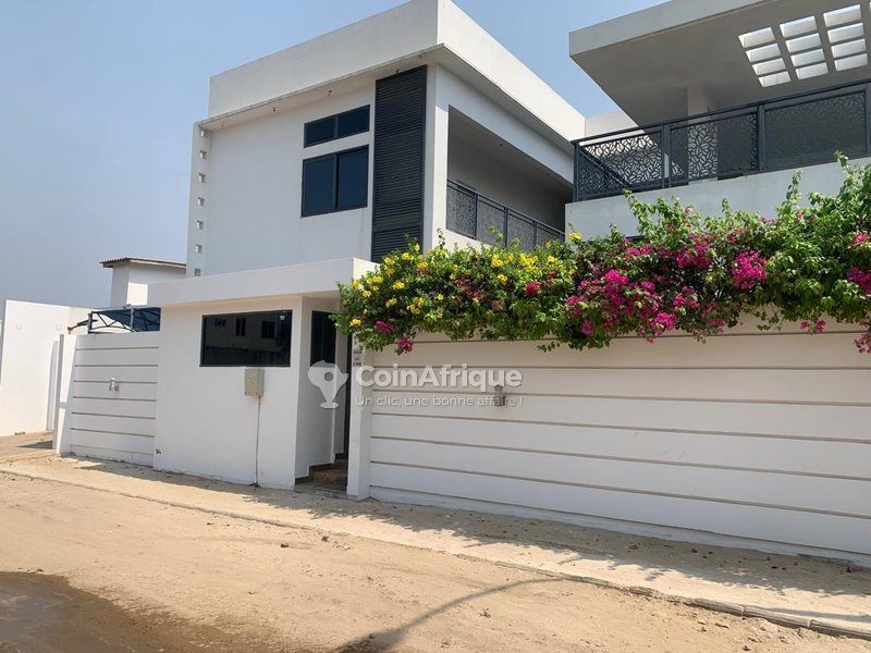 Villa luxueuse de 6 pièces avec titre foncier personnel et proximité de la plage