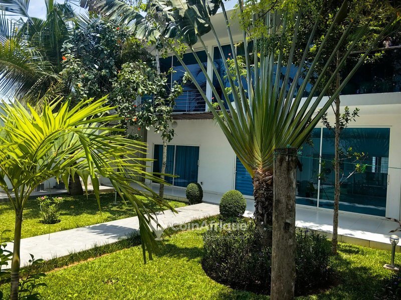 Villa luxueuse de 4 chambres avec jardin et garage pour 2 véhicules