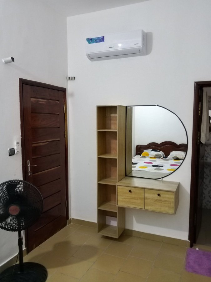 Appartement meublé d'une pièce avec climatisation et cuisine équipée