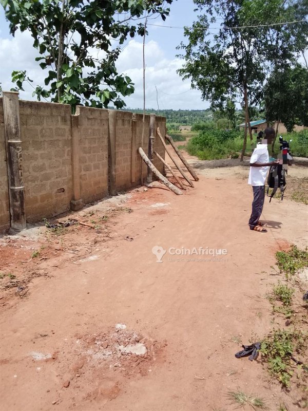 Terrain constructible de 500m² avec services essentiels et emplacement sécurisé