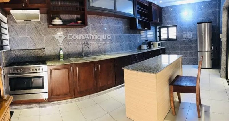 Appartement meublé de 4 pièces avec terrasse aménagée et climatisation