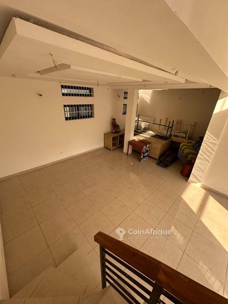 Magasin en duplex de 200 m² avec emplacement stratégique à Ganhi