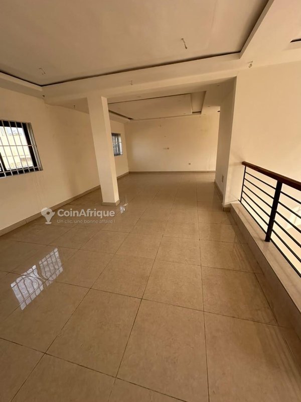 Magasin en duplex de 200 m² avec emplacement stratégique à Ganhi