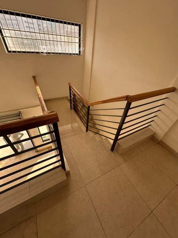 Magasin en duplex de 200 m² avec emplacement stratégique à Ganhi
