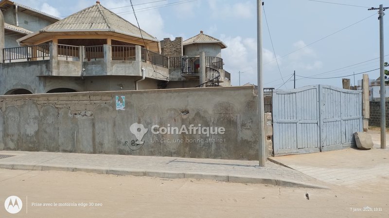 Villa spacieuse de standing avec attestation de recasement en angle de rue
